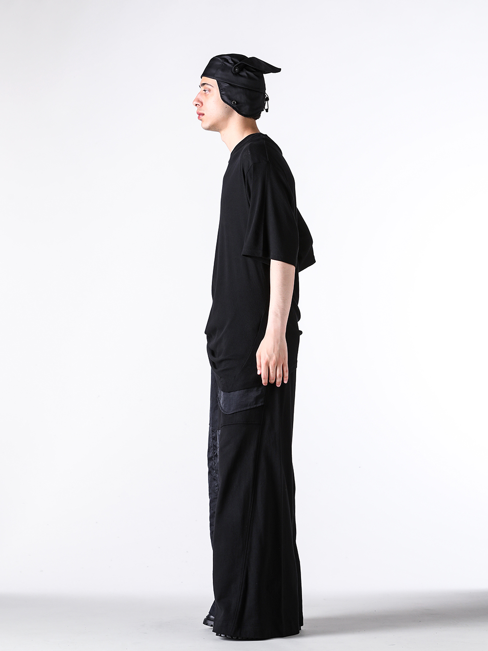 JULIUS - 25PF - Short sleeve T-shirt - 907CUM4 COTTON HIGH TWIST RIB CUT & SEWN - 907PAM10 COTTON SWEAT WIDE TROUSERS （BLACK） - 899FWM2 Cow Skin Gun Holder Engineer Boots 3-0017