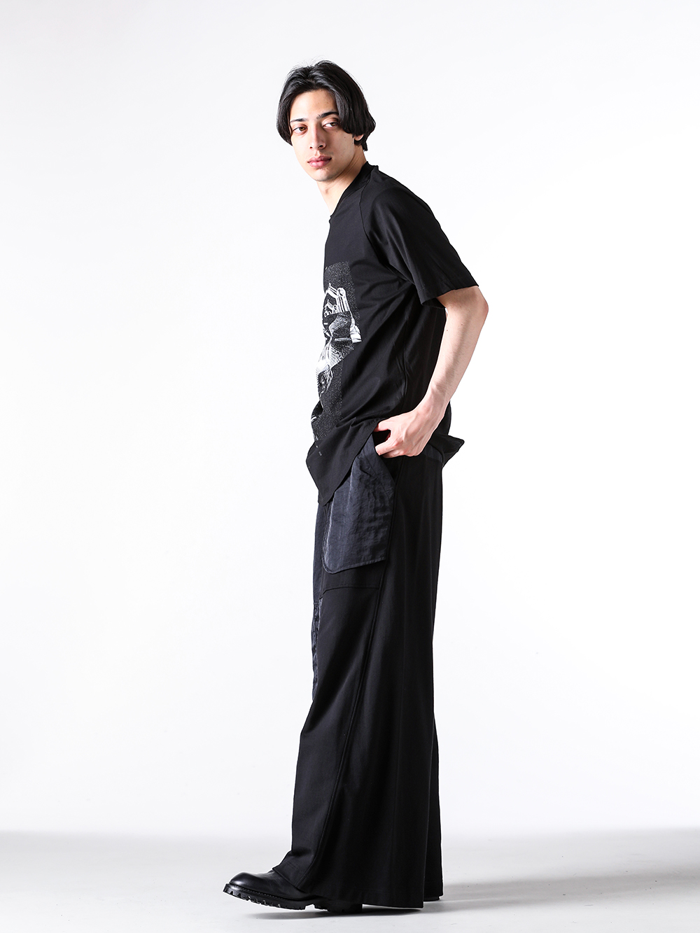 JULIUS - 25PF - Short sleeve T-shirt - 907CPM1 COTTON SZ JERSEY PHOTO CUT & SEWN - 907PAM10 COTTON SWEAT WIDE TROUSERS （BLACK） - 899FWM2 Cow Skin Gun Holder Engineer Boots 3-002