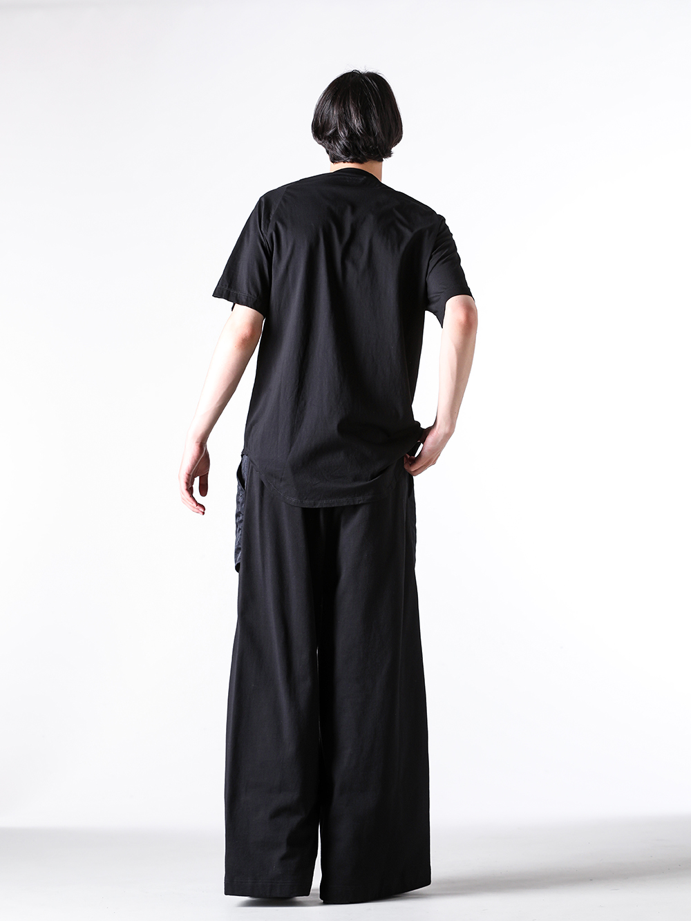 JULIUS - 25PF - Short sleeve T-shirt - 907CPM1 COTTON SZ JERSEY PHOTO CUT & SEWN - 907PAM10 COTTON SWEAT WIDE TROUSERS （BLACK） - 899FWM2 Cow Skin Gun Holder Engineer Boots 3-003