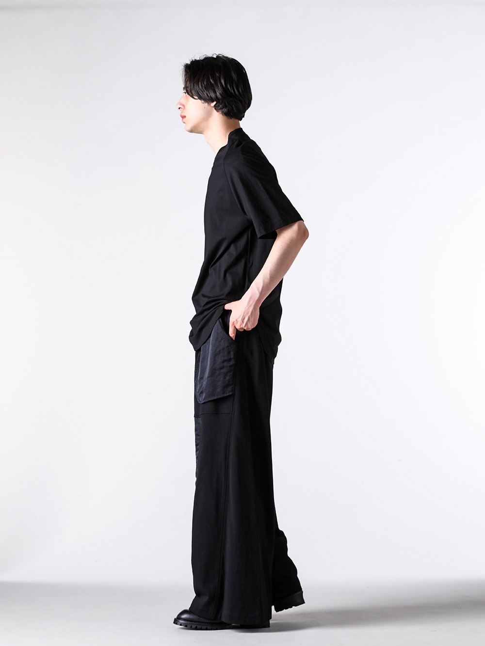 JULIUS - 25PF - Short sleeve T-shirt - 907CPM1-M COTTON SZ JERSEY CUT & SEWN - 907PAM10 COTTON SWEAT WIDE TROUSERS （BLACK） - 899FWM2 Cow Skin Gun Holder Engineer Boots 3-005