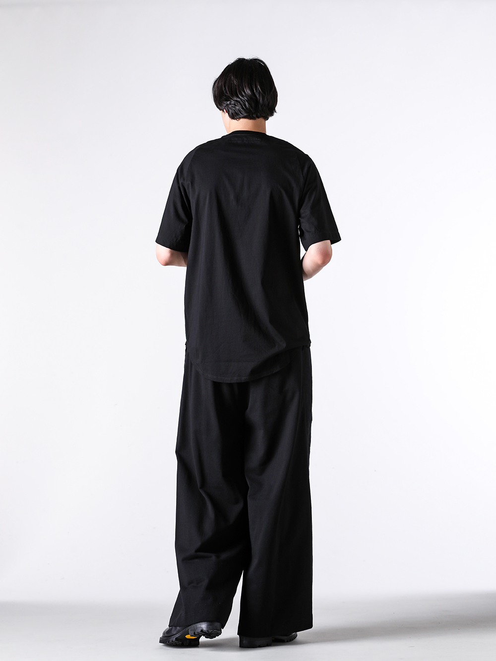 JULIUS - 25PF - Short sleeve T-shirt - 907CPM1-M COTTON SZ JERSEY CUT & SEWN - 907PAM10 COTTON SWEAT WIDE TROUSERS （BLACK） - 899FWM2 Cow Skin Gun Holder Engineer Boots 3-006