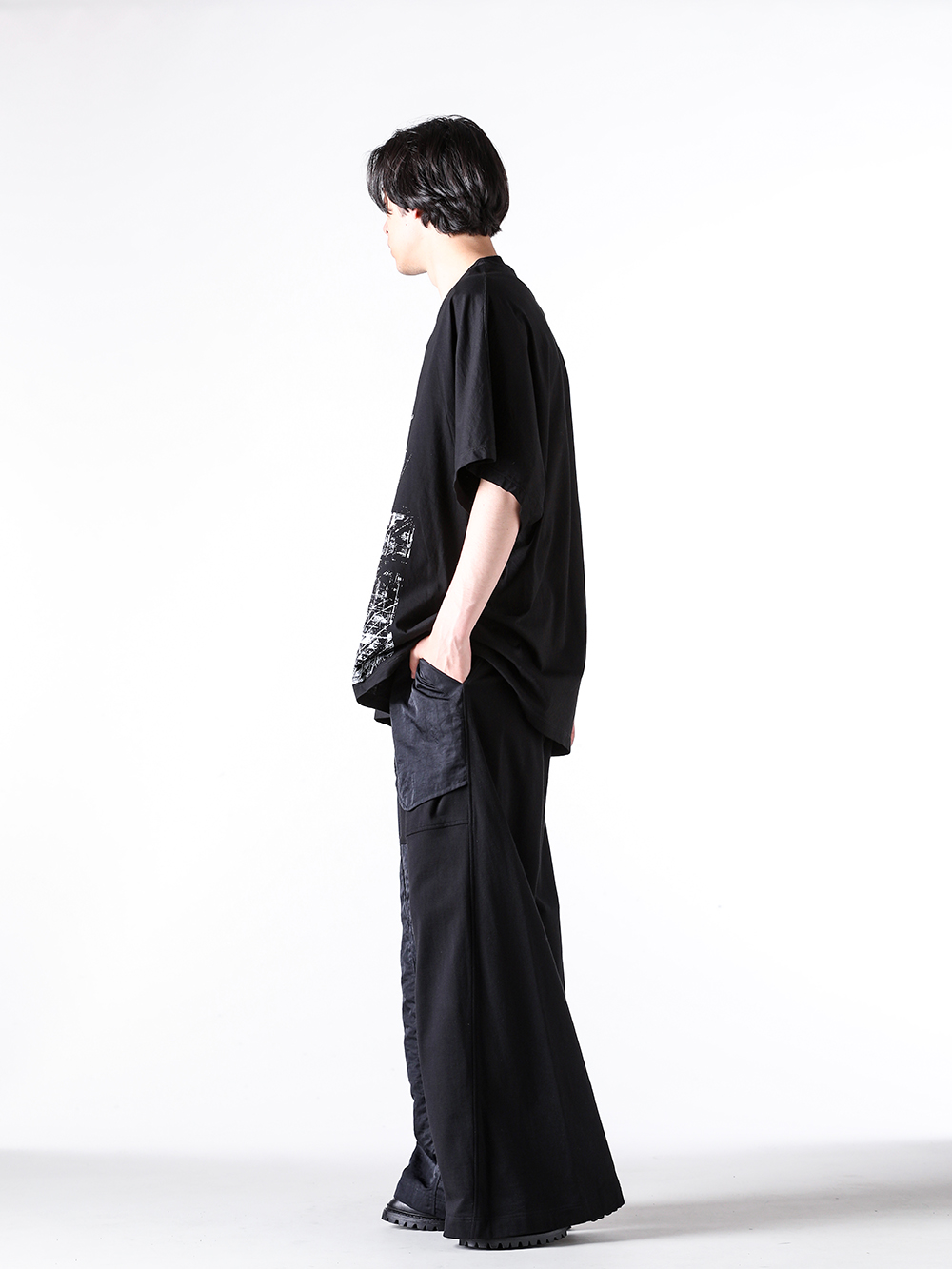 JULIUS - 25PF - Short sleeve T-shirt - 907CPM2 COTTON SZ JERSEY BIGPHOTO CUT & SEWN - 907PAM10 COTTON SWEAT WIDE TROUSERS （BLACK） - 899FWM2 Cow Skin Gun Holder Engineer Boots 3-008