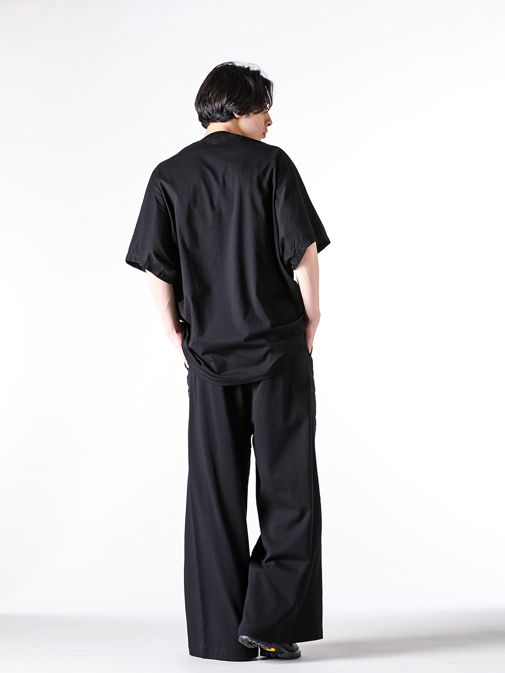 JULIUS - 25PF - Short sleeve T-shirt - 907CPM2 COTTON SZ JERSEY BIGPHOTO CUT & SEWN - 907PAM10 COTTON SWEAT WIDE TROUSERS （BLACK） - 899FWM2 Cow Skin Gun Holder Engineer Boots 3-009