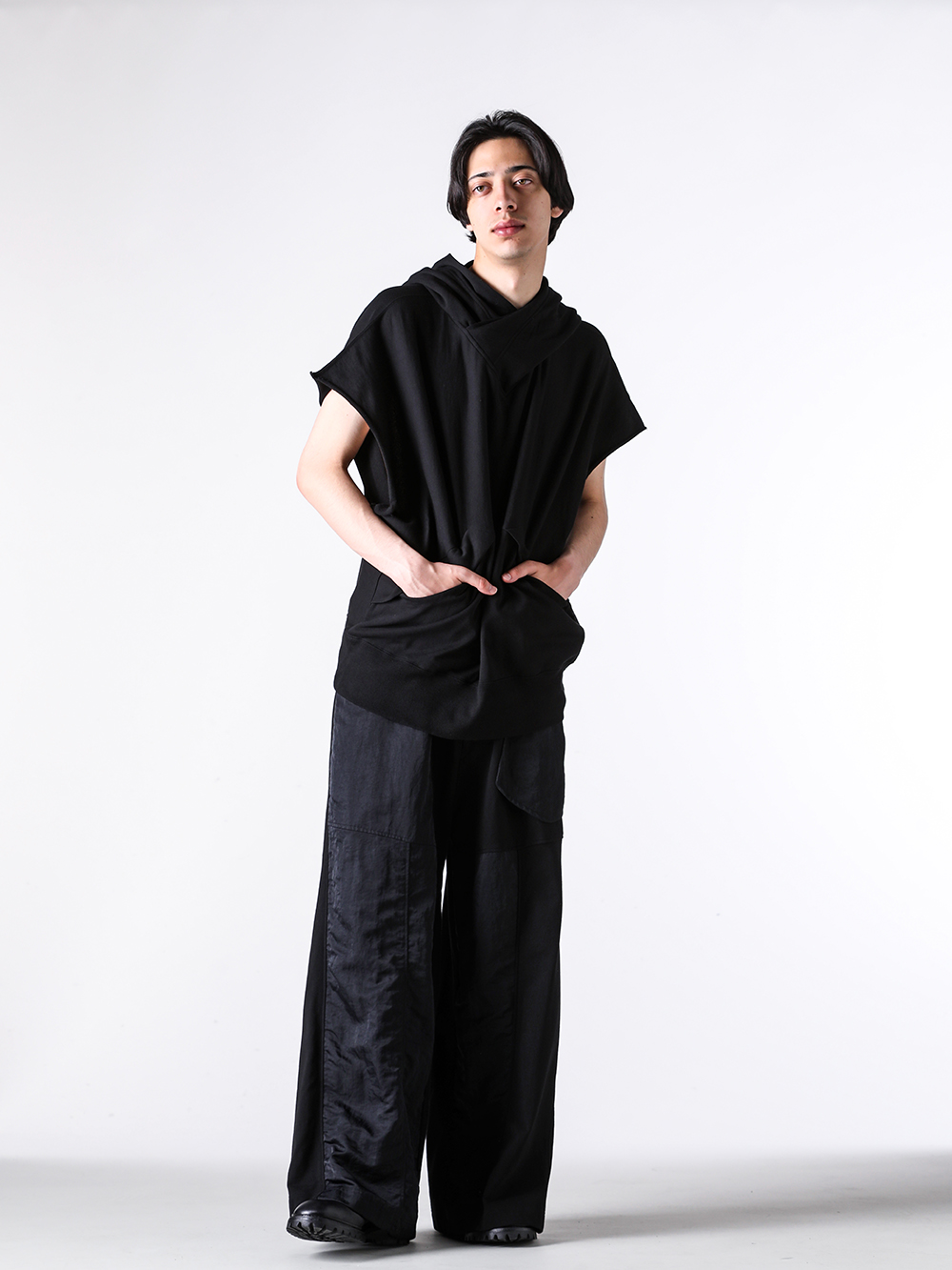 JULIUS - 25PF - Sleeveless T-shirt - 907CUM2 COTTON SWEAT HOODED NOSLEEVE - 907PAM10 COTTON SWEAT WIDE TROUSERS （BLACK） - 899FWM2 Cow Skin Gun Holder Engineer Boots 4-001