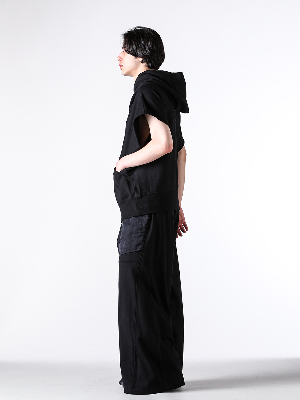 【関税込み】JULIUS ブラック Anima ノースリーブTシャツ 入荷情報] JULIUS 2025PFコレクションより第1弾目のアイテムが
