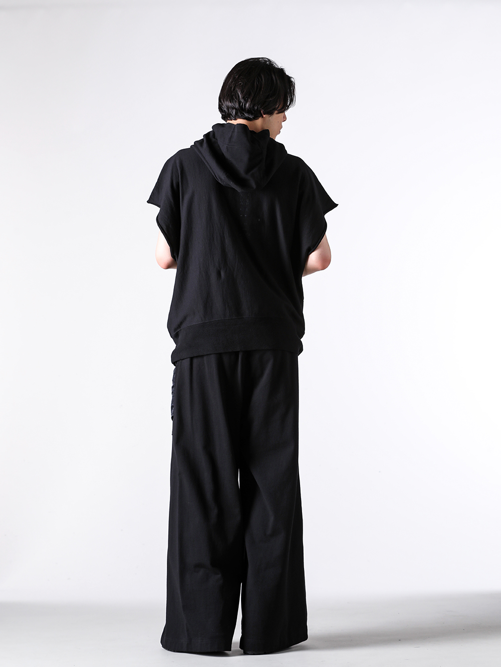 JULIUS - 25PF - Sleeveless T-shirt - 907CUM2 COTTON SWEAT HOODED NOSLEEVE - 907PAM10 COTTON SWEAT WIDE TROUSERS （BLACK） - 899FWM2 Cow Skin Gun Holder Engineer Boots 4-003