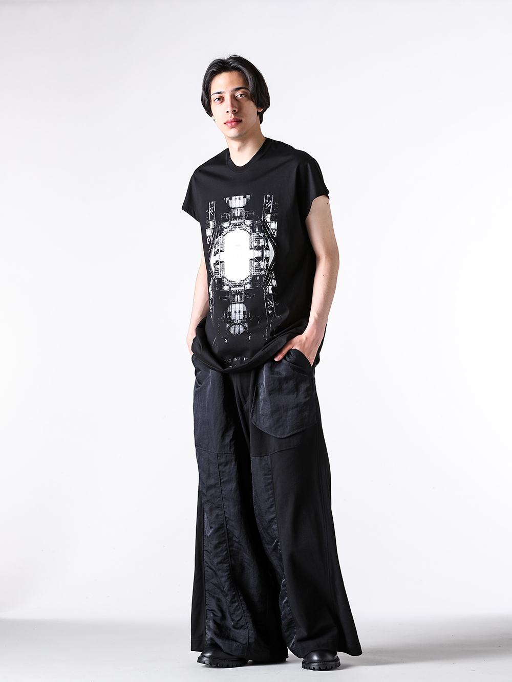 【関税込み】JULIUS ブラック Anima ノースリーブTシャツ JULIUSのブラック Anima ノースリーブTシャツがセール中