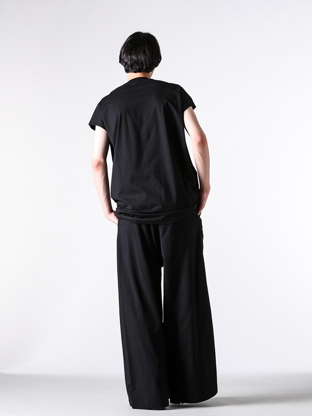 JULIUS - 25PF - Sleeveless T-shirt - 907CPM3 COTTON SZ JERSEY PHOTO TANK TOP - 907PAM10 COTTON SWEAT WIDE TROUSERS （BLACK） - 899FWM2 Cow Skin Gun Holder Engineer Boots 4-006