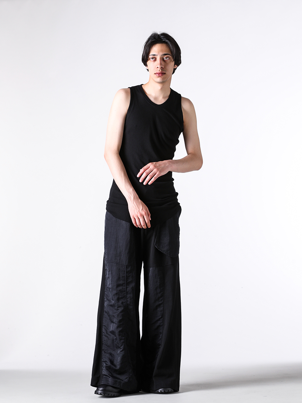 JULIUS - 25PF - Sleeveless T-shirt - 907CUM3 COTTON HIGH TWIST RIB TANK TOP - 907PAM10 COTTON SWEAT WIDE TROUSERS （BLACK） - 899FWM2 Cow Skin Gun Holder Engineer Boots 4-007