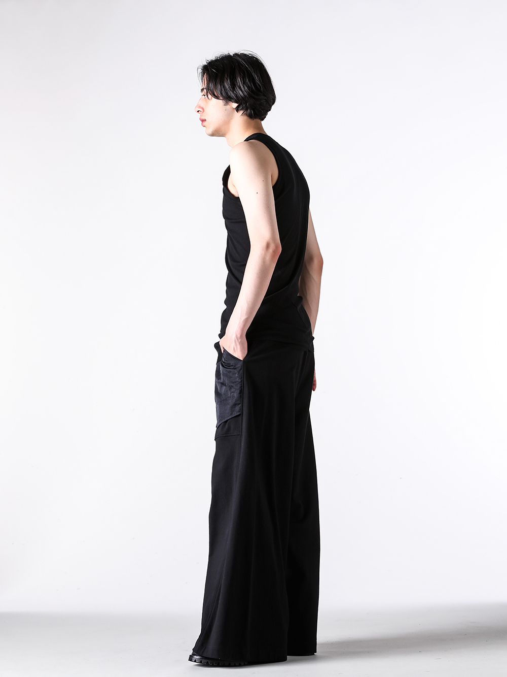 JULIUS - 25PF - Sleeveless T-shirt - 907CUM3 COTTON HIGH TWIST RIB TANK TOP - 907PAM10 COTTON SWEAT WIDE TROUSERS （BLACK） - 899FWM2 Cow Skin Gun Holder Engineer Boots 4-008