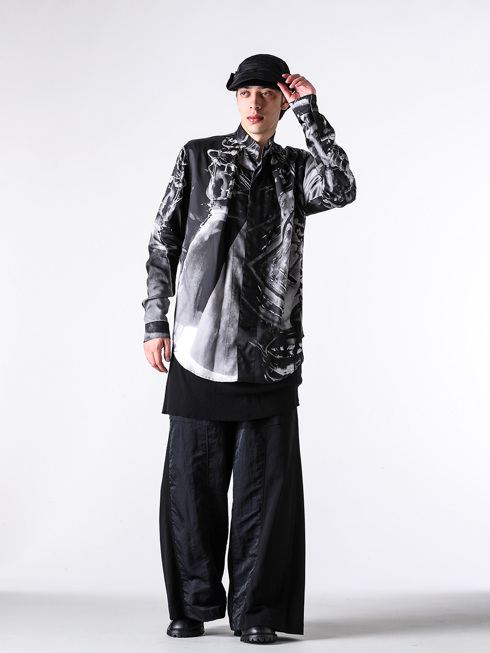 JULIUS - 25PF - Shirt - 907SHM4-P black PRINTED CUPRO TWILL SHIRT - 907PAM10 COTTON SWEAT WIDE TROUSERS （BLACK） - 899FWM2 Cow Skin Gun Holder Engineer Boots 7-001