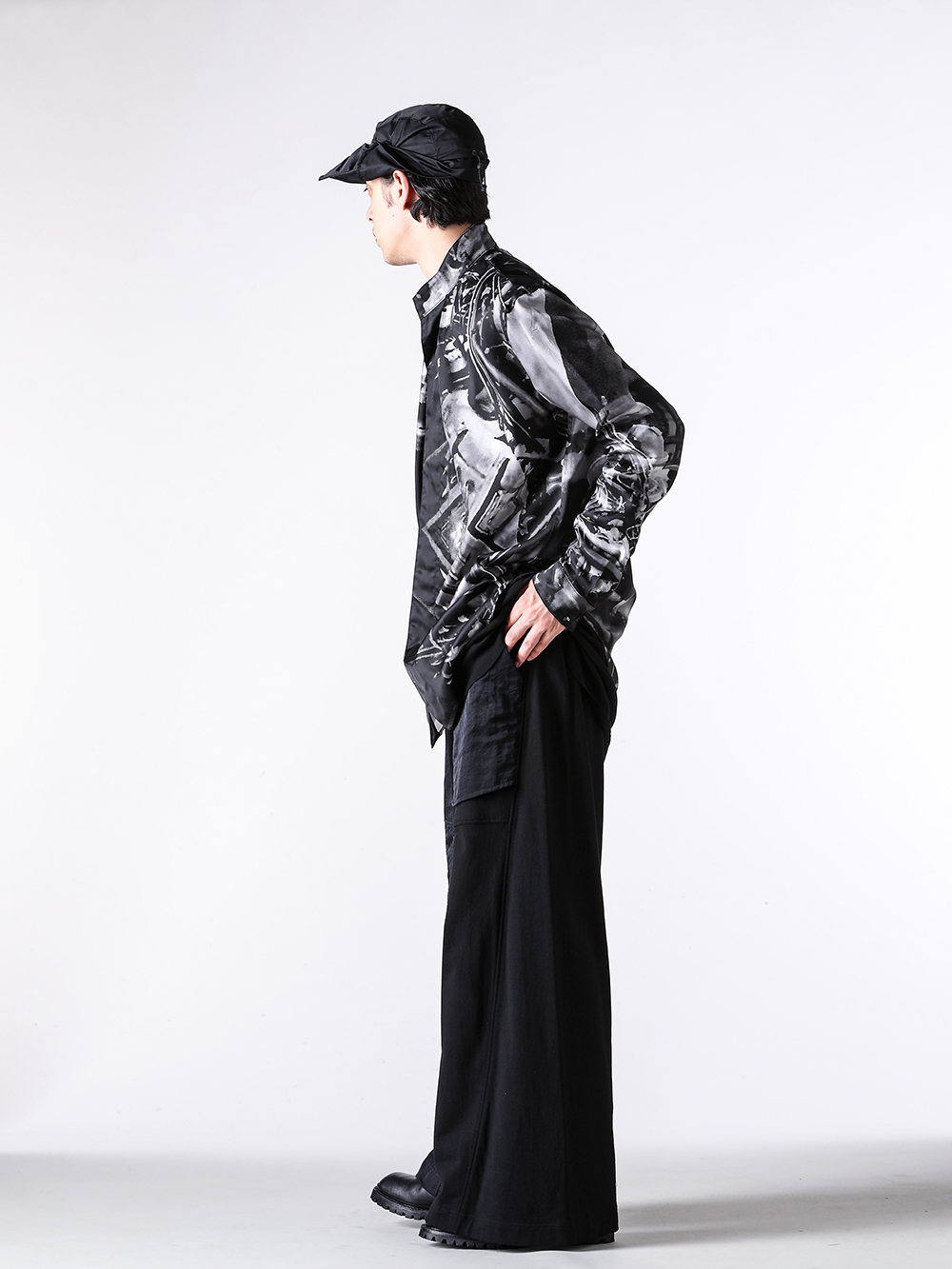 JULIUS - 25PF - Shirt - 907SHM4-P black PRINTED CUPRO TWILL SHIRT - 907PAM10 COTTON SWEAT WIDE TROUSERS （BLACK） - 899FWM2 Cow Skin Gun Holder Engineer Boots 7-002