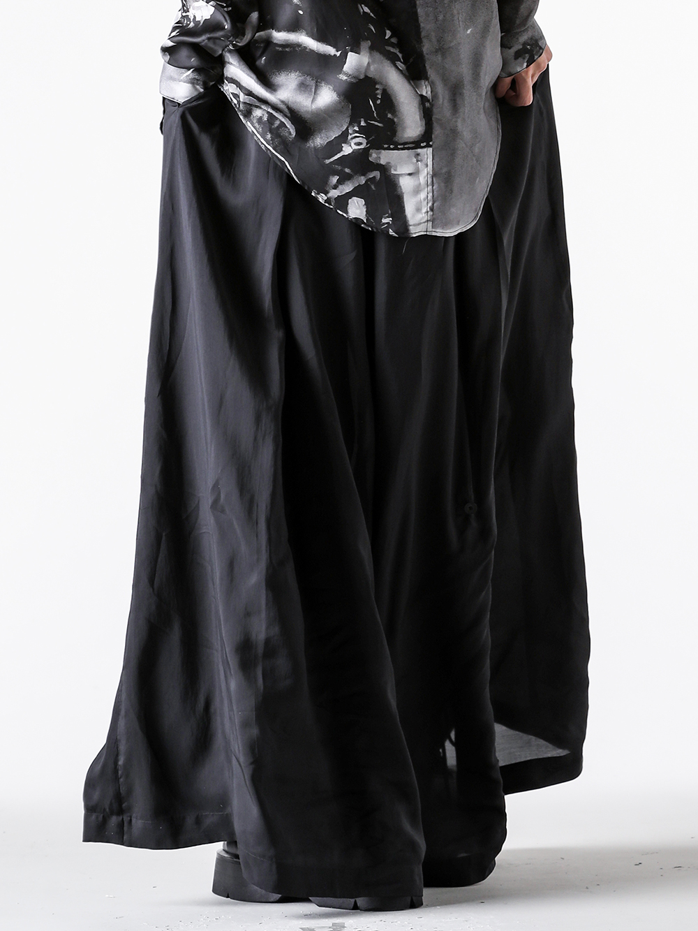 JULIUS - 25PF Styling - TROUSERS - 907PAM1 CUPRO TAFFETA TROUSERS 2-0011