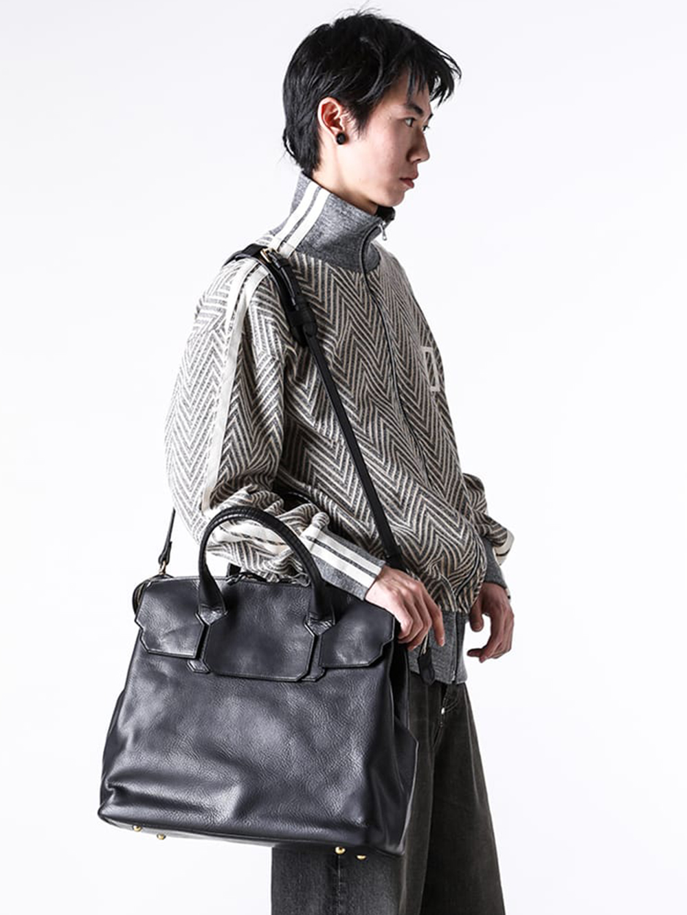 Cornelian taurus　コーネリアンタウラス parallel shoulder M / co22fwpsm010 / cow leather – cornelian