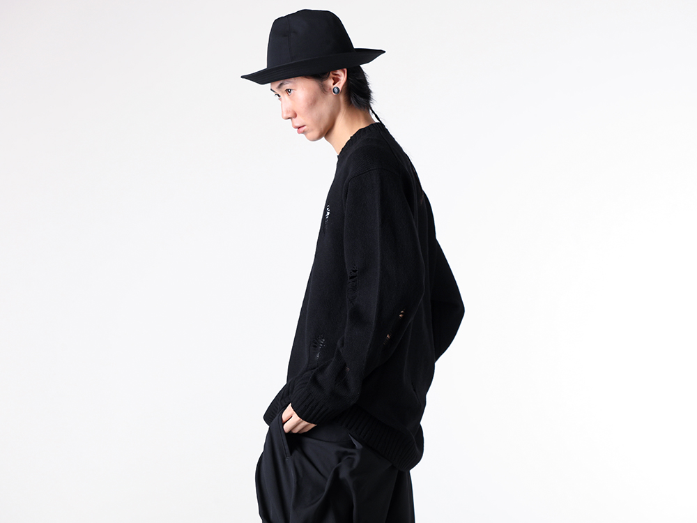 Yohji Yamamoto POUR HOMME - 25AW Styling - Knitwear with Advanced Techniques and a Versatile Hat - Needle-less round-neck pullover knit (Y04686EM000334) - fedora hat (HL-H09-100) 1-002
