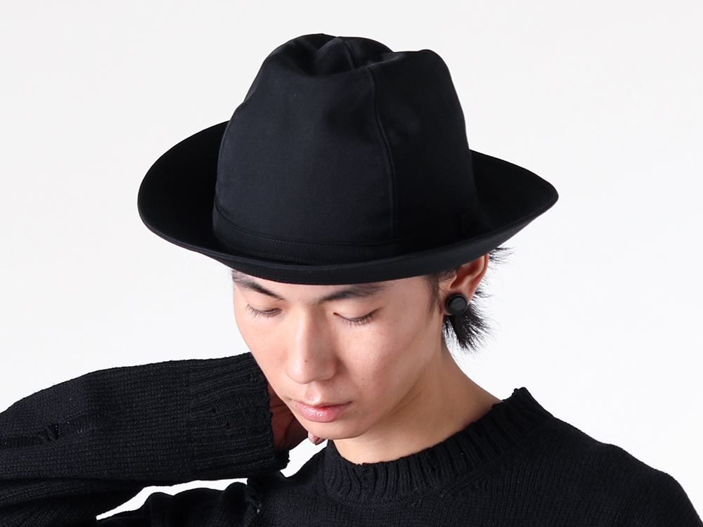 Yohji Yamamoto POUR HOMME - 25AW Styling - Knitwear with Advanced Techniques and a Versatile Hat - Needle-less round-neck pullover knit (Y04686EM000334) - fedora hat (HL-H09-100) 1-005