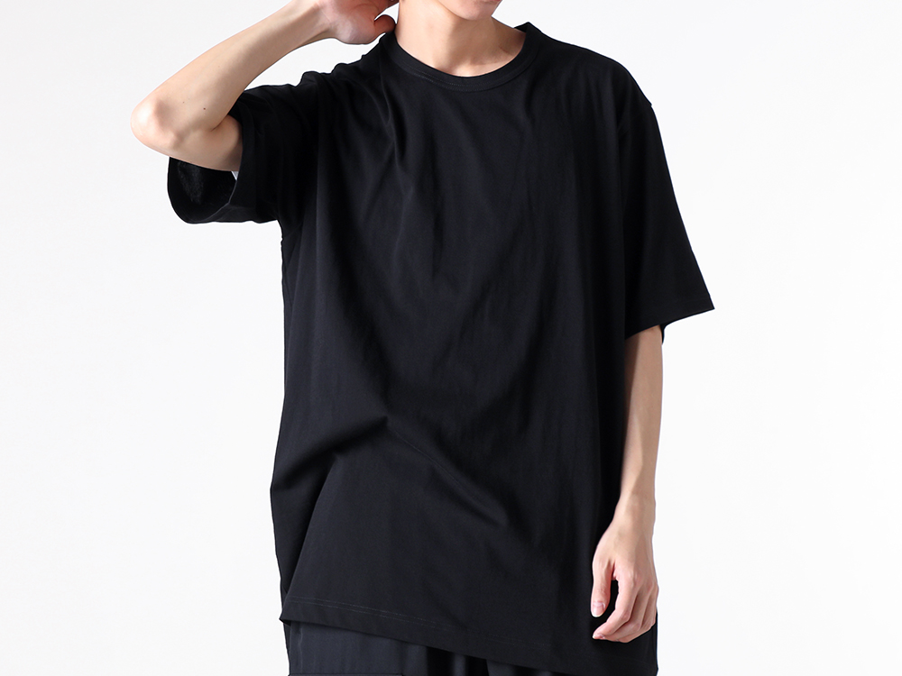 Yohji Yamamoto POUR HOMME - 25AW styling - Wool gabardine jacket with the charm of adjustable form - Wool gabardine belted jacket  (HM-J03-100) - Round-neck short-sleeved T-shirt (HL-T02-070) - fedora hat (HL-H09-100) 1-005