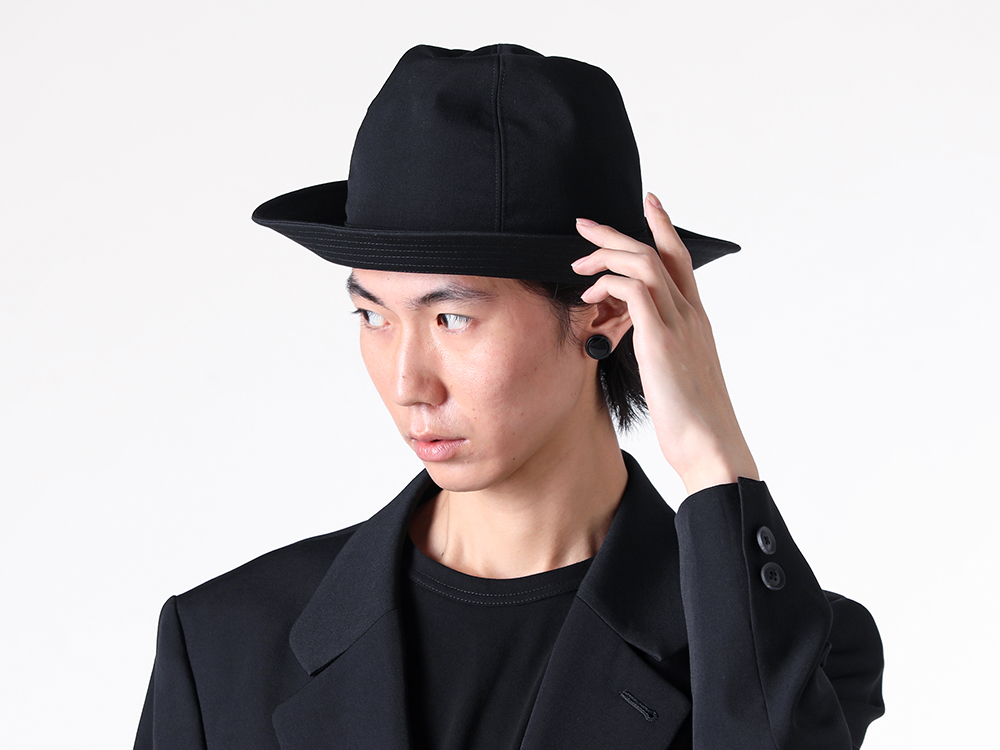 Yohji Yamamoto POUR HOMME - 25AW styling - Wool gabardine jacket with the charm of adjustable form - Wool gabardine belted jacket  (HM-J03-100) - Round-neck short-sleeved T-shirt (HL-T02-070) - fedora hat (HL-H09-100) 1-006