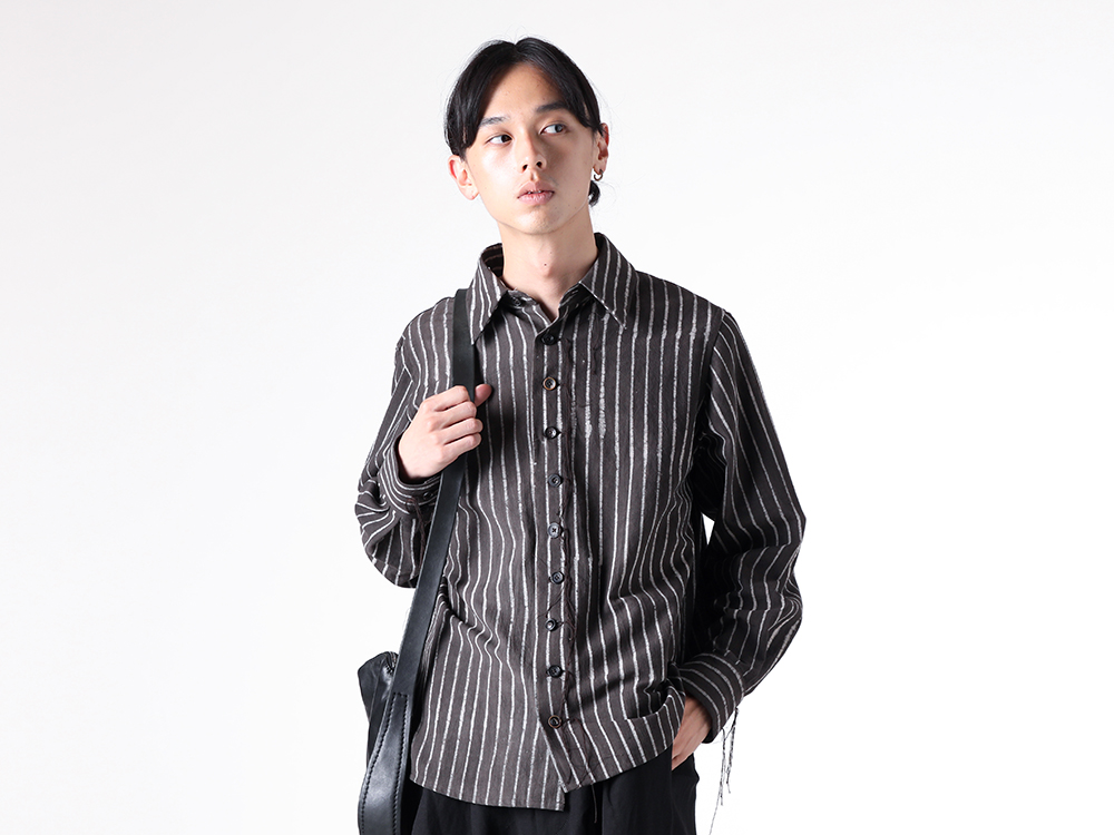 A TENTATIVE ATELIER - 25SS - A TENTATIVE ATELIER 手作業の風合いが引き立つスタンダードシャツ - Alvin：Raw Edge Stripe Shirt (MA2525401A) - Medium Crossbody Bag (RD01) 1-001