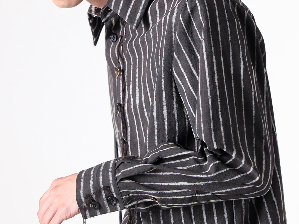 A TENTATIVE ATELIER - 25SS - A TENTATIVE ATELIER 手作業の風合いが引き立つスタンダードシャツ - Alvin：Raw Edge Stripe Shirt (MA2525401A) - Medium Crossbody Bag (RD01) 1-002