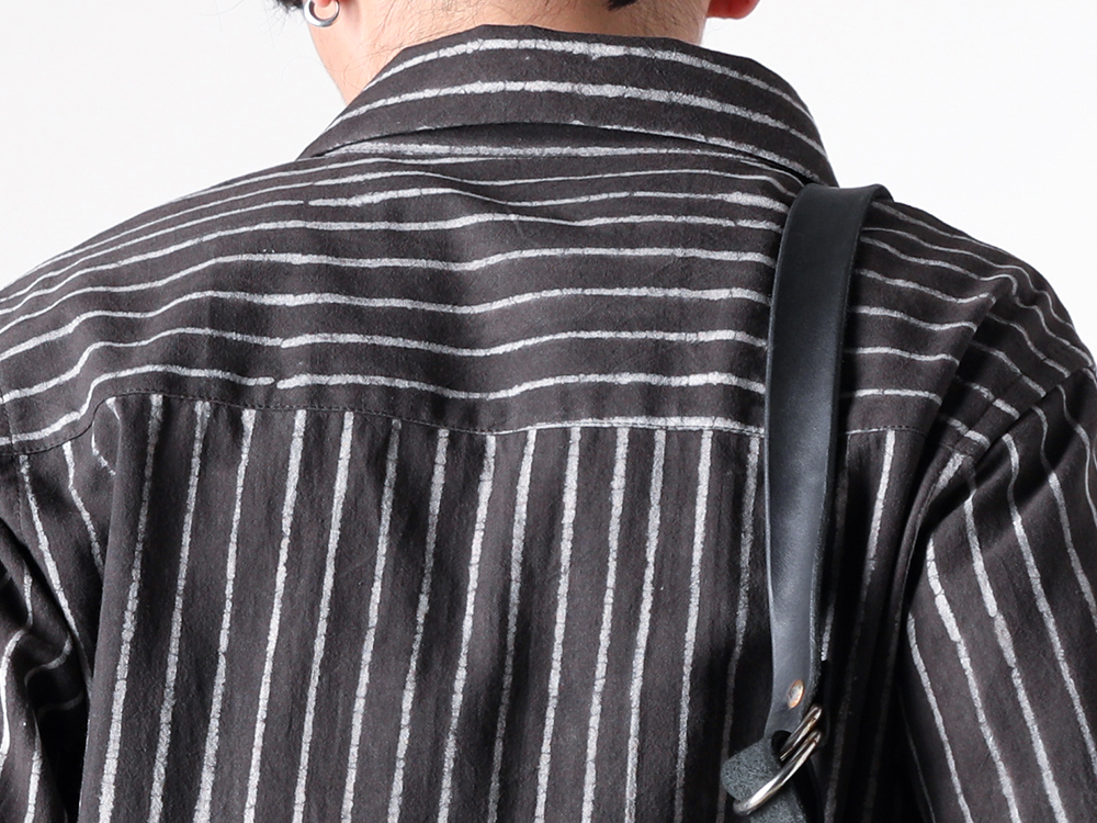 A TENTATIVE ATELIER - 25SS - A TENTATIVE ATELIER 手作業の風合いが引き立つスタンダードシャツ - Alvin：Raw Edge Stripe Shirt (MA2525401A) - Medium Crossbody Bag (RD01) 1-004