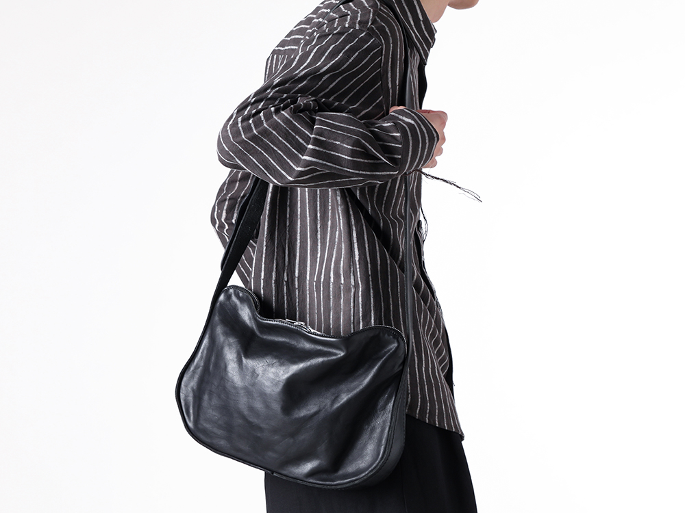 A TENTATIVE ATELIER - 25SS - A TENTATIVE ATELIER 手作業の風合いが引き立つスタンダードシャツ - Alvin：Raw Edge Stripe Shirt (MA2525401A) - Medium Crossbody Bag (RD01) 1-005