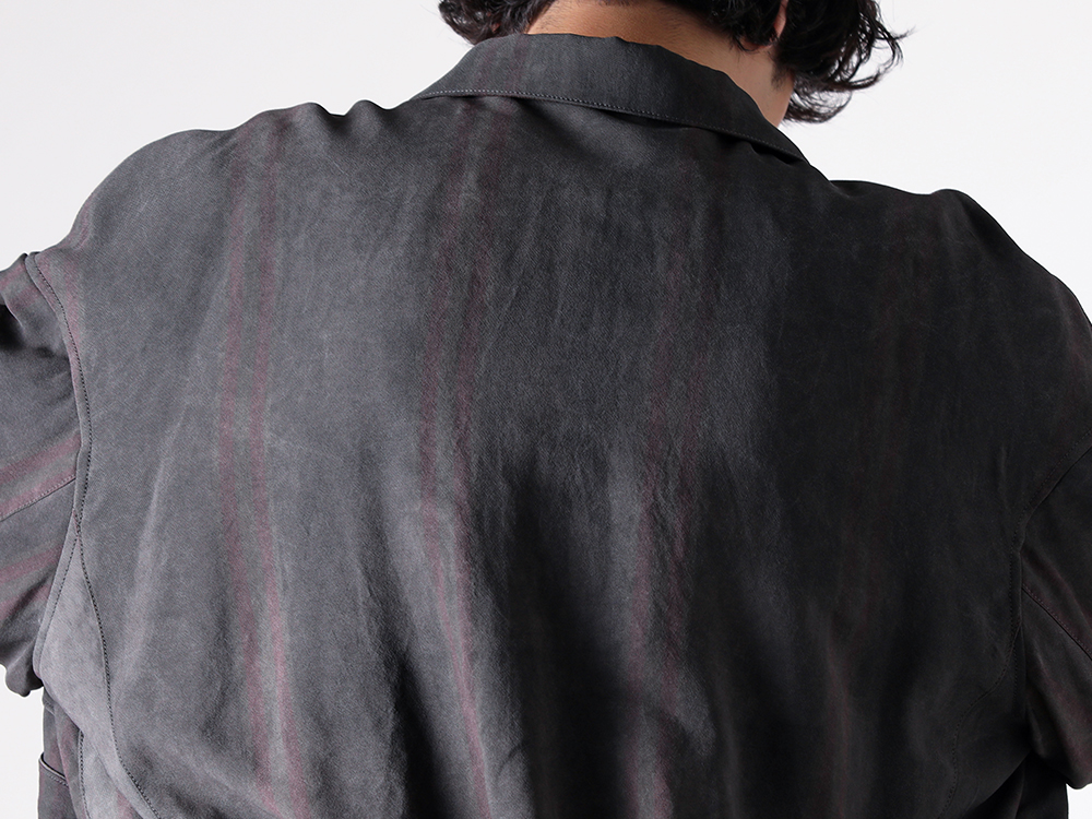 ZIGGY CHEN(ジギーチェン) - 25SS - ショートとロングの対比が映えるレイヤードスタイル - Spread Collar Cropped Jacket (0M2510936) - Over Sized Short Collar Shirts (25S-SH39-D30 SH-039 - HC) - purse chain hammered (M9081-HA) 1-004