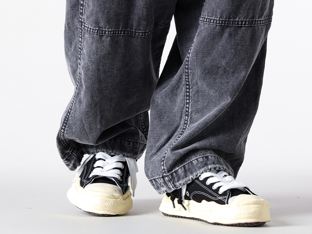 Maison MIHARA YASUHIRO - 25AW  - Maison MIHARA YASUHIRO-加工技術と素材感のバランスが際立つカーゴパンツ - J15PT172 Cotton Satin Cargo Trousers - A09FW734 HANK original vintage color sole canvas Low-Top sneaker 2-005