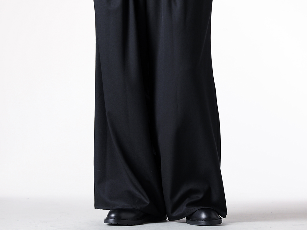 sulvam – 25-26AW – Wide Pants Balancing Structured Lines and Effortless Ease – 2 Tucked Wide Pants (MW-P02-100) – Danny Ankle Boots (C000MC01) 2-005