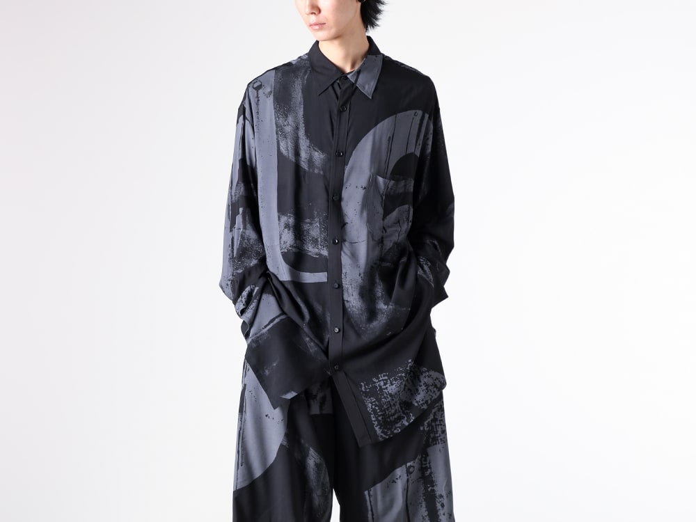 Ground Y（グラウンドワイ） 25-26AW(秋冬)  スタイリング - 定番ロングシャツ - 標識のグラフィックと「間」のデザイン - Long Shirt （BLK×GRY）GL-B05-202 1-001