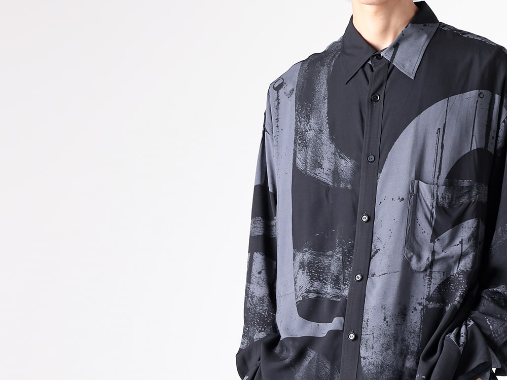 Ground Y（グラウンドワイ） 25-26AW(秋冬)  スタイリング - 定番ロングシャツ - 標識のグラフィックと「間」のデザイン - Long Shirt （BLK×GRY）GL-B05-202 1-001