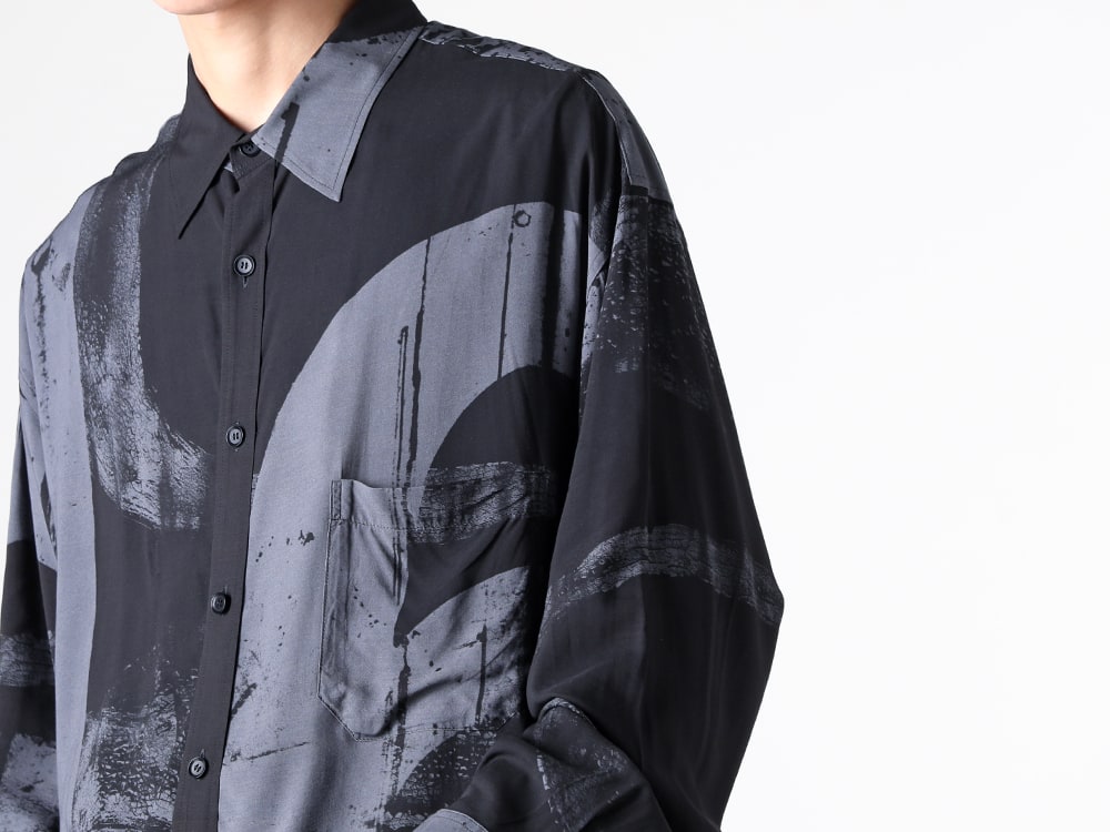 Ground Y（グラウンドワイ） 25-26AW(秋冬)  スタイリング - 定番ロングシャツ - 標識のグラフィックと「間」のデザイン - Long Shirt （BLK×GRY）GL-B05-202 1-003