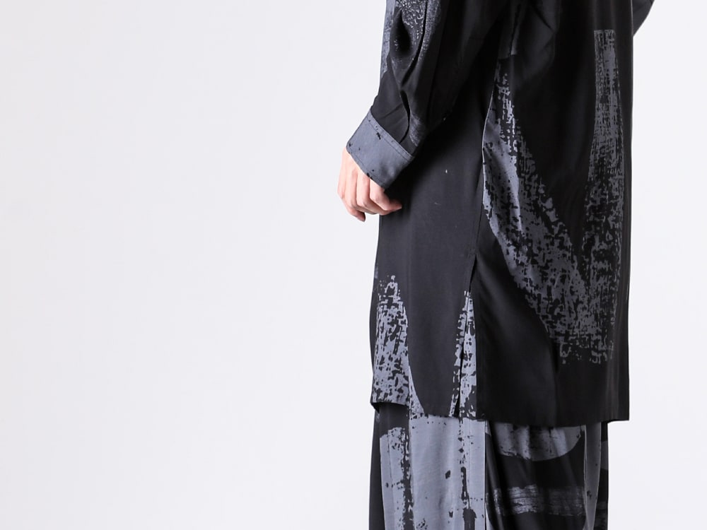Ground Y（グラウンドワイ） 25-26AW(秋冬)  スタイリング - 定番ロングシャツ - 標識のグラフィックと「間」のデザイン - Long Shirt （BLK×GRY）GL-B05-202 1-004