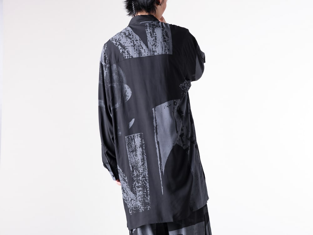 Ground Y（グラウンドワイ） 25-26AW(秋冬)  スタイリング - 定番ロングシャツ - 標識のグラフィックと「間」のデザイン - Long Shirt （BLK×GRY）GL-B05-202 1-005