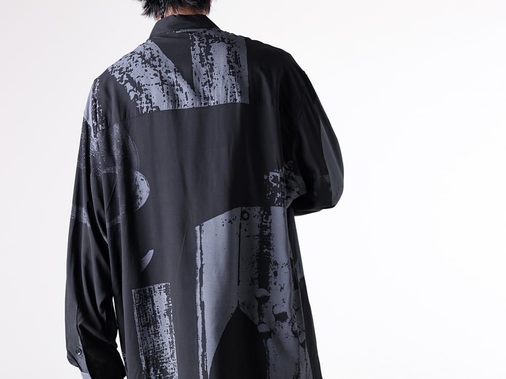 Ground Y（グラウンドワイ） 25-26AW(秋冬)  スタイリング - 定番ロングシャツ - 標識のグラフィックと「間」のデザイン - Long Shirt （BLK×GRY）GL-B05-202 1-002
