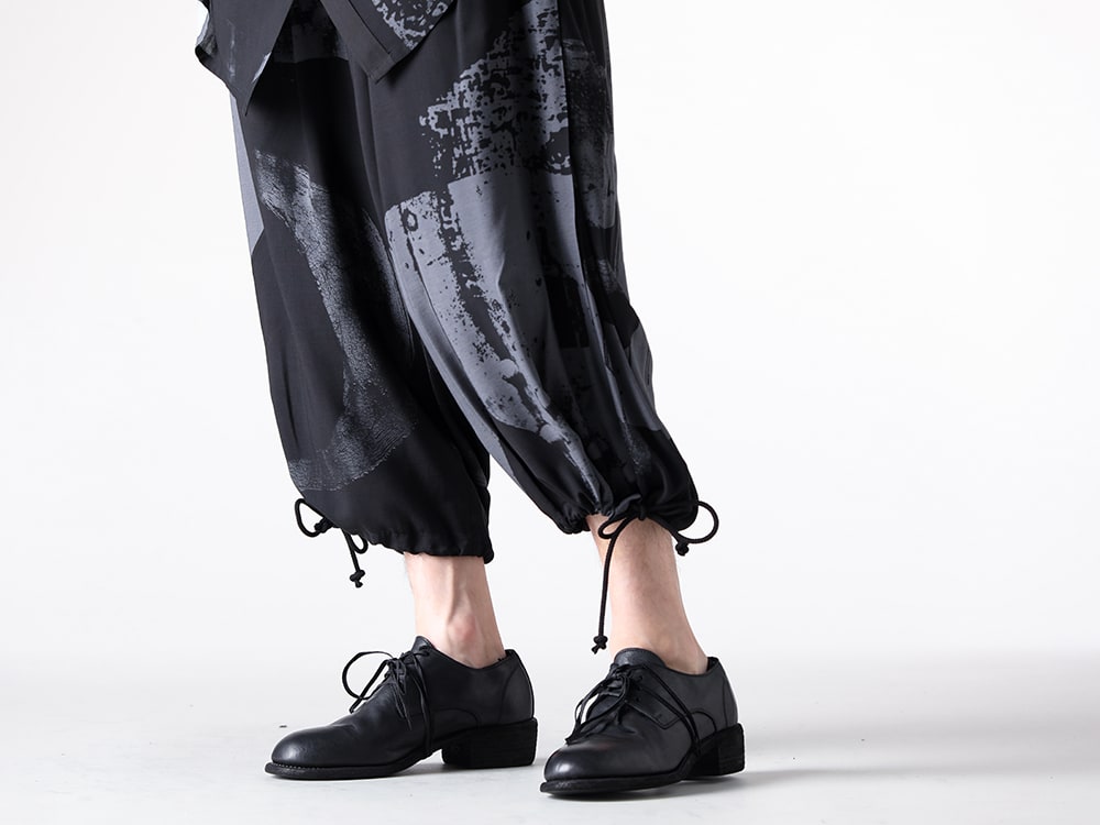 Ground Y（グラウンドワイ） 25-26AW(秋冬)   - 定番バルーンパンツ - ペイント柄と「Transformation」 - Balloon Pants （BLK×GRY） GL-P03-202 Classic Derby Shoes Laced Up Double Sole 2-005