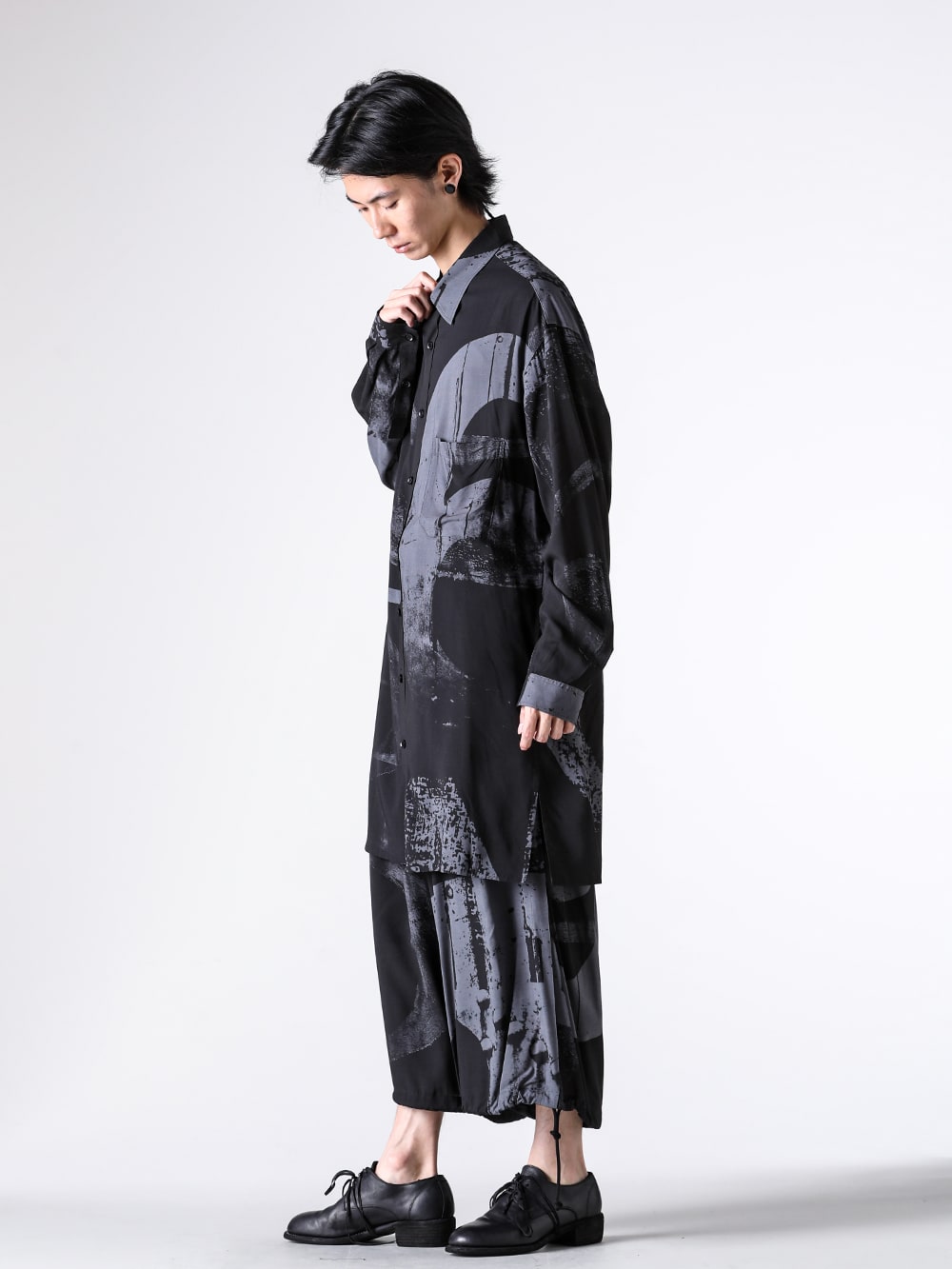 Ground Y（グラウンドワイ） 25-26AW(秋冬)  - セットアップでも、単体でも。着こなしの「余白」を楽しむ。 - Long Shirt （BLK×GRY）GL-B05-202 Balloon Pants （BLK×GRY） GL-P03-202 Classic Derby Shoes Laced Up Double Sole  792Z 3-002