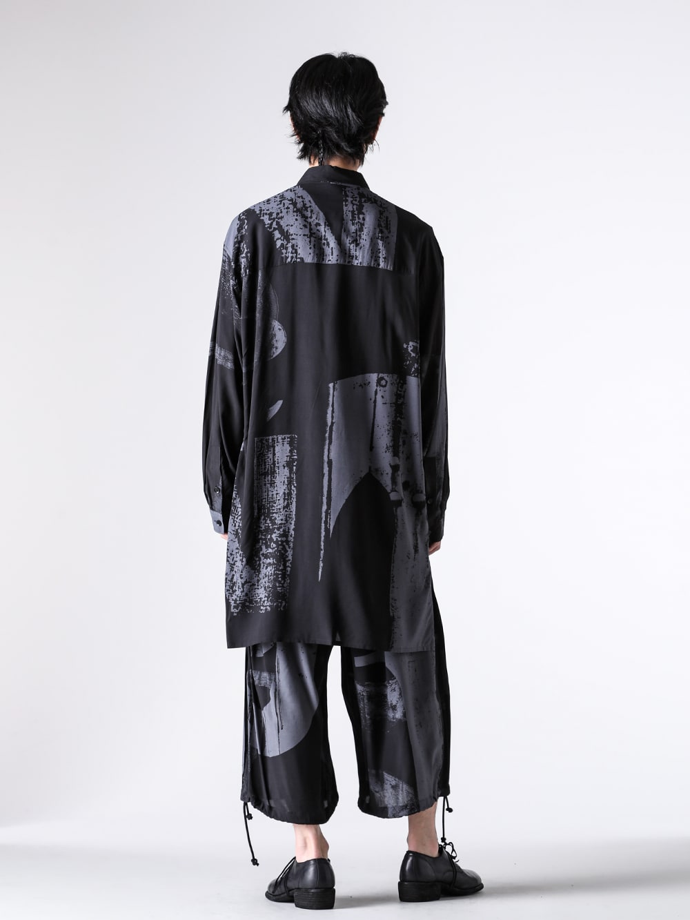 Ground Y（グラウンドワイ） 25-26AW(秋冬)  - セットアップでも、単体でも。着こなしの「余白」を楽しむ。 - Long Shirt （BLK×GRY）GL-B05-202 Balloon Pants （BLK×GRY） GL-P03-202 Classic Derby Shoes Laced Up Double Sole  792Z 3-003