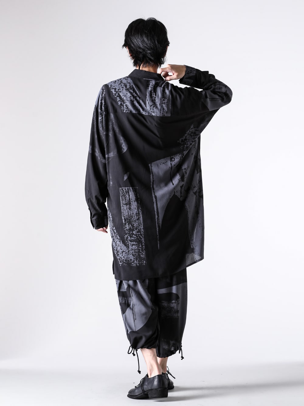 Ground Y（グラウンドワイ） 25-26AW(秋冬)  - セットアップでも、単体でも。着こなしの「余白」を楽しむ。 - Long Shirt （BLK×GRY）GL-B05-202 Balloon Pants （BLK×GRY） GL-P03-202 Classic Derby Shoes Laced Up Double Sole  792Z 3-005