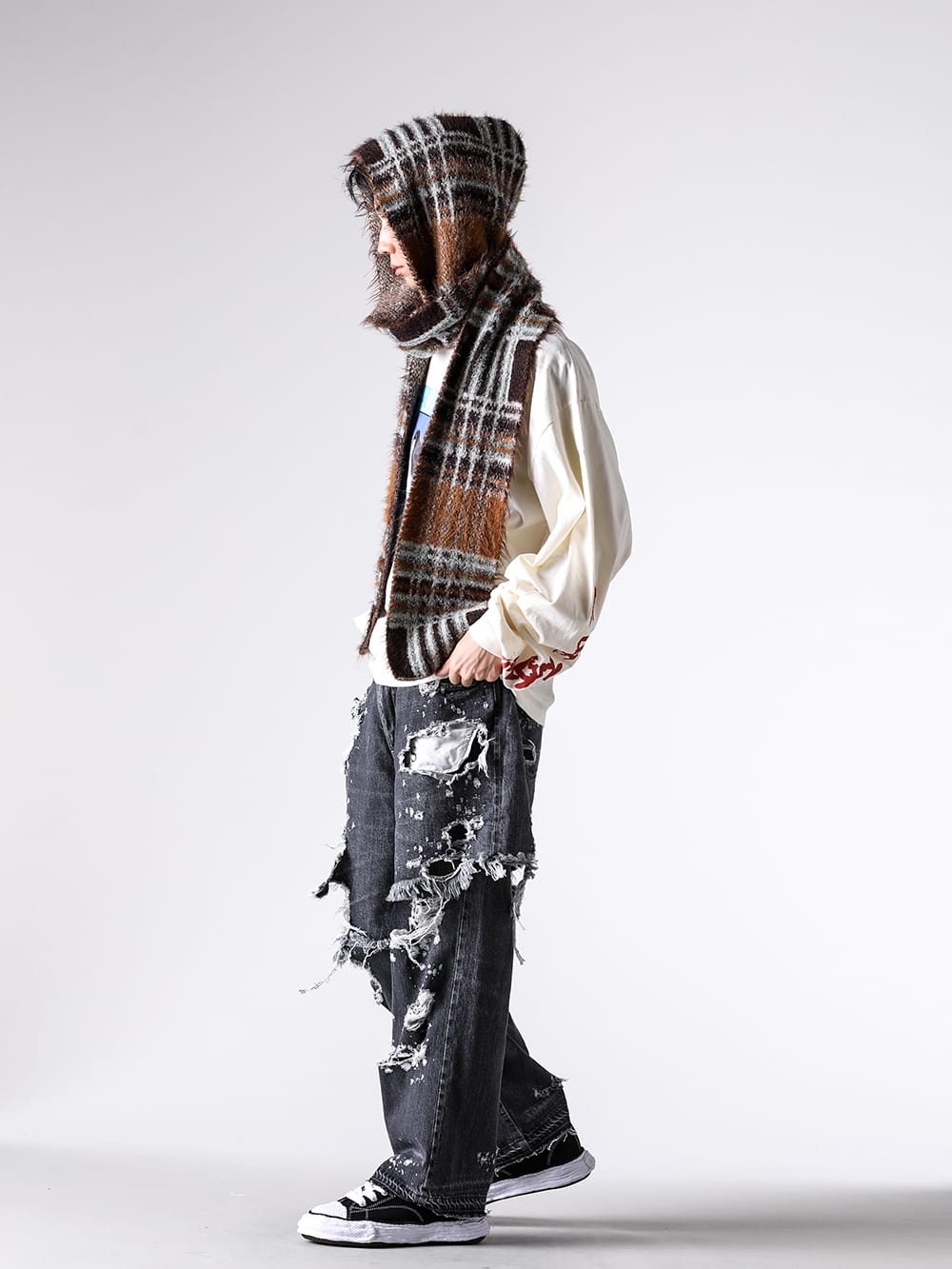 SEVESKIG- Lustre Check Knit Long Scarf Hoodie - BLUE styling images 1