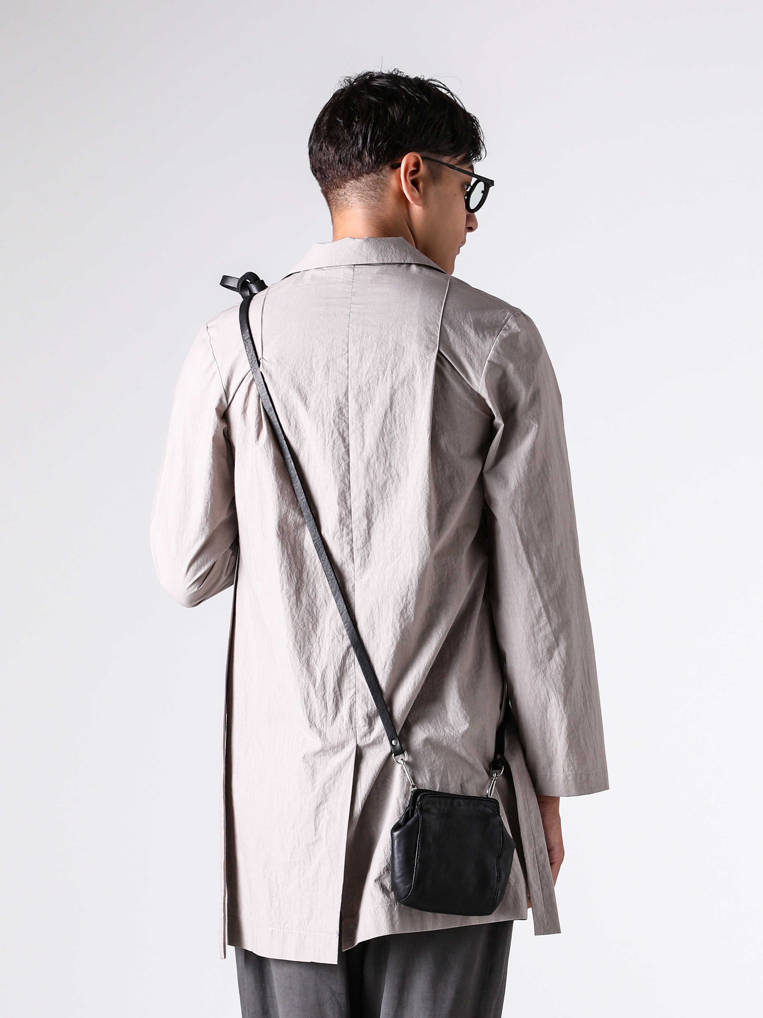 CHIAHUNG SU - 25SS styling - Heading 1 - SS25-MS24-SACO - Hand Dyed Strapping Lapel Shirt (White Sand) - RG1062 - RG1062 Round Flame Sunglasses (Uni Black × White x Clear) - RT02 - Mini Shoulder Bag (Black) 1-002