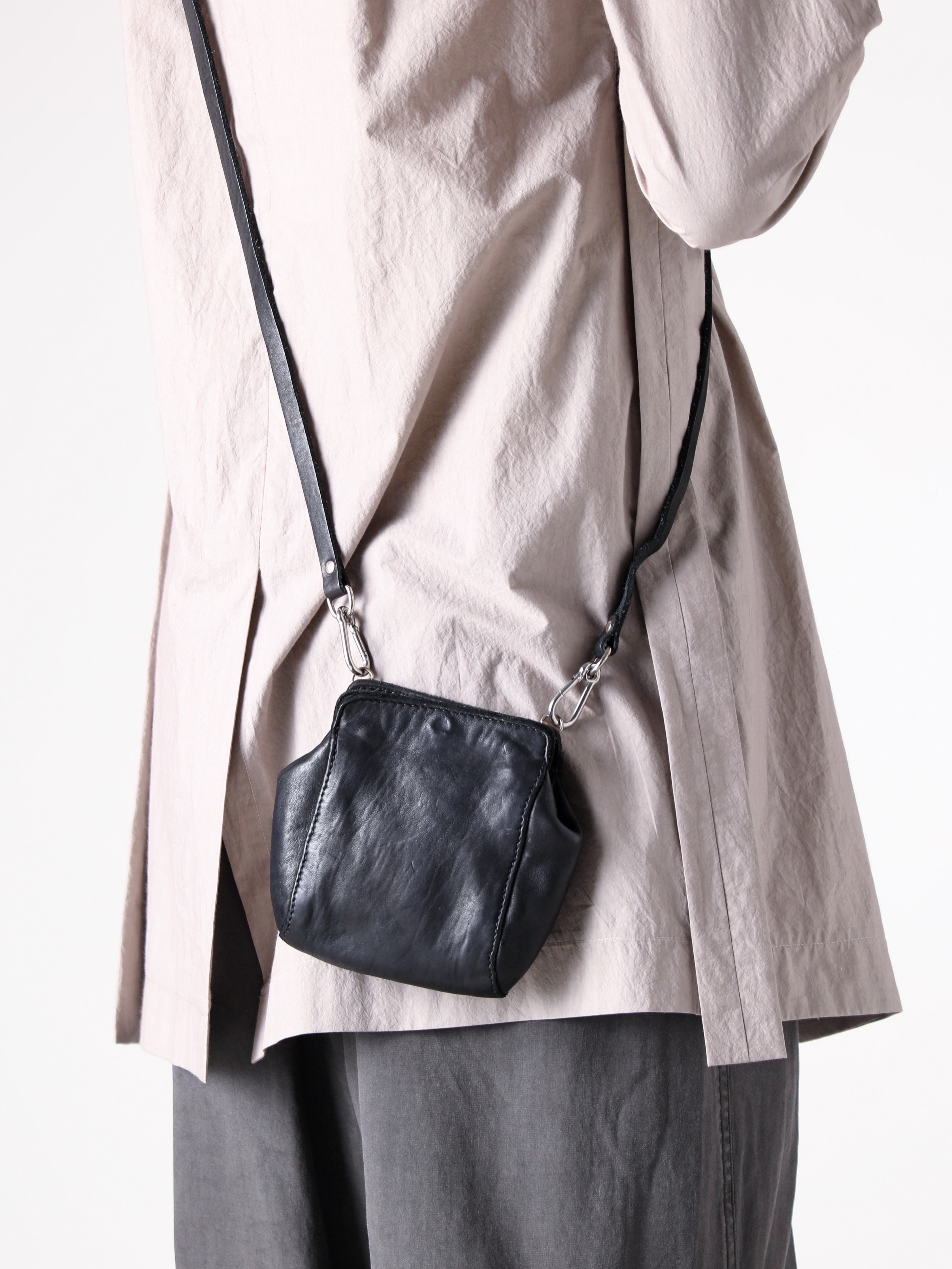 CHIAHUNG SU - 25SS styling - Heading 1 - SS25-MS24-SACO - Hand Dyed Strapping Lapel Shirt (White Sand) - RG1062 - RG1062 Round Flame Sunglasses (Uni Black × White x Clear) - RT02 - Mini Shoulder Bag (Black) 1-006