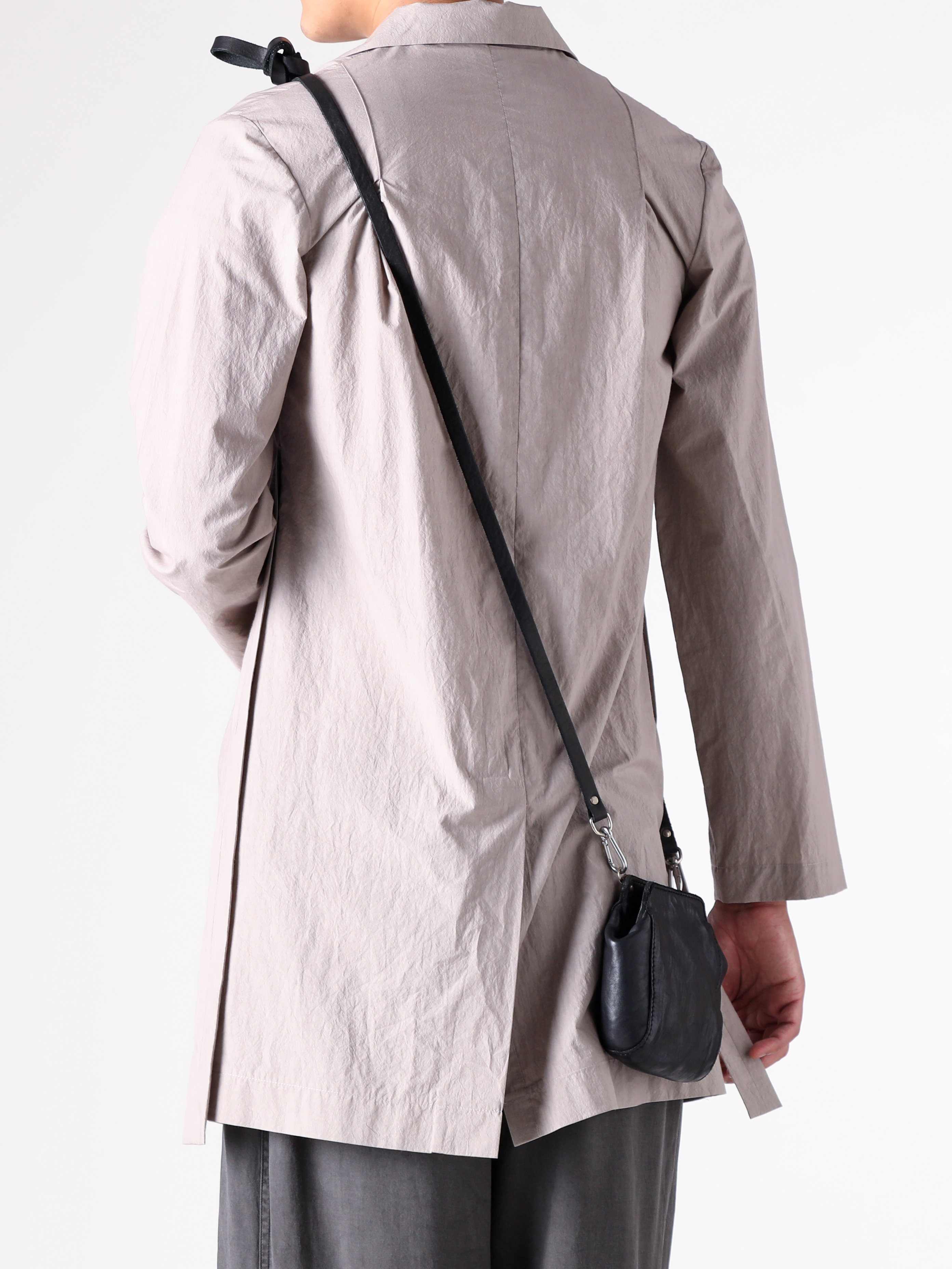 CHIAHUNG SU - 25SS styling - Heading 1 - SS25-MS24-SACO - Hand Dyed Strapping Lapel Shirt (White Sand) - RG1062 - RG1062 Round Flame Sunglasses (Uni Black × White x Clear) - RT02 - Mini Shoulder Bag (Black) 1-007