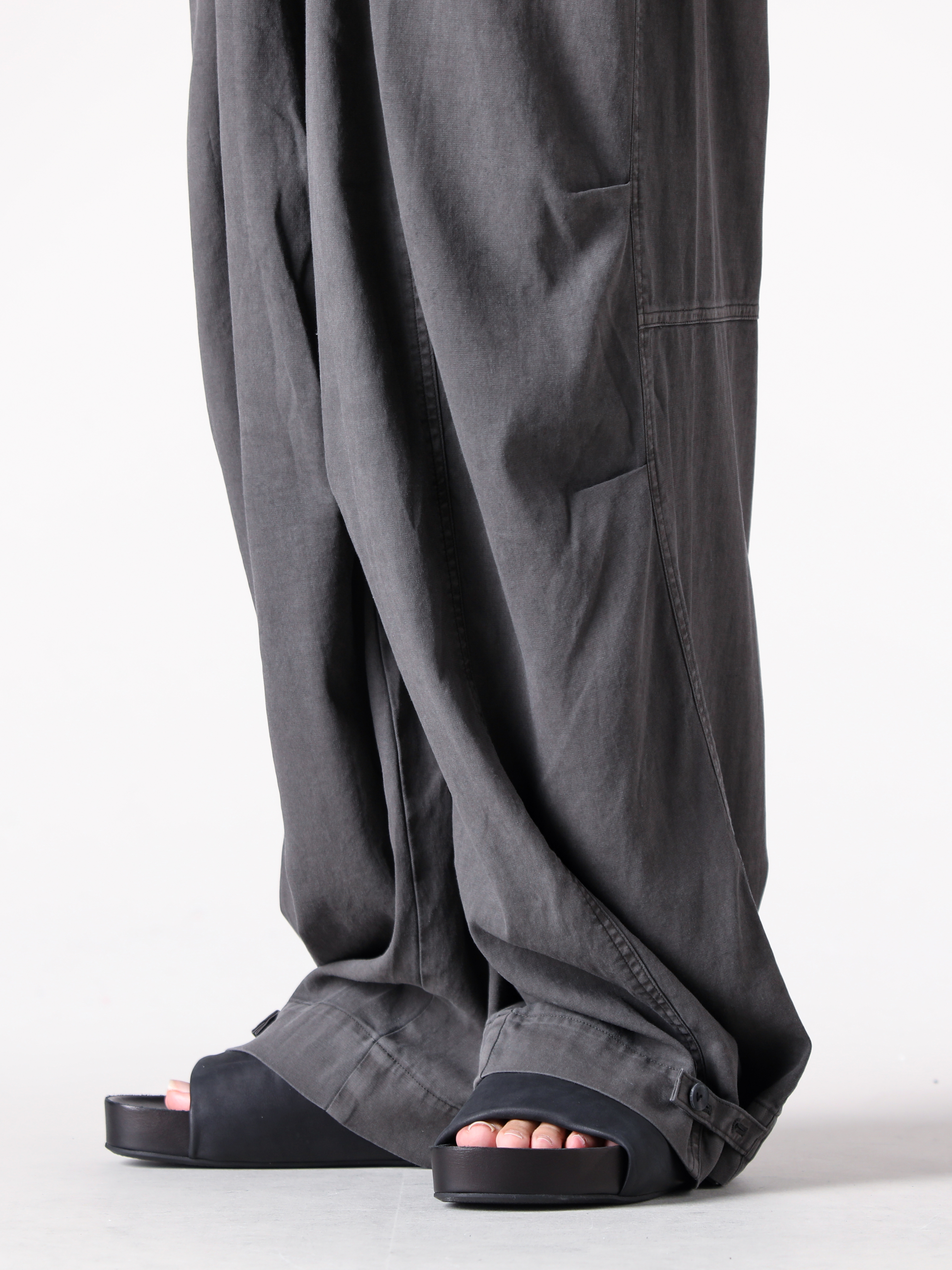 CHIAHUNG SU - 25SS - Heading 2 - VI-3843-04 - High Twist Twill Product-Dyed Wide Pants (B-Gray) - S5/M/US9574-uw900 - MEN'S SLIDE-Black (Black) 2-002