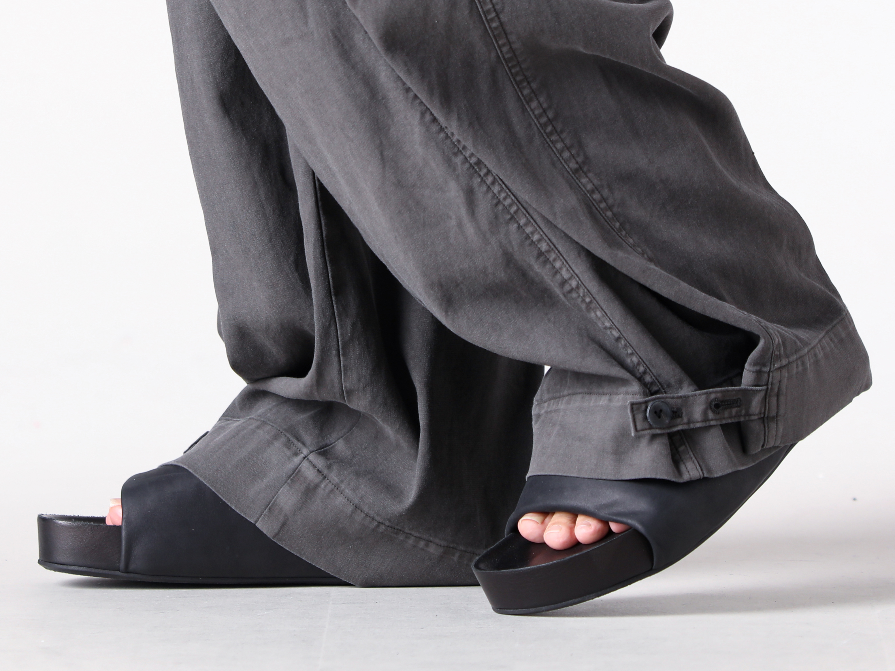 CHIAHUNG SU - 25SS - Heading 2 - VI-3843-04 - High Twist Twill Product-Dyed Wide Pants (B-Gray) - S5/M/US9574-uw900 - MEN'S SLIDE-Black (Black) 2-005