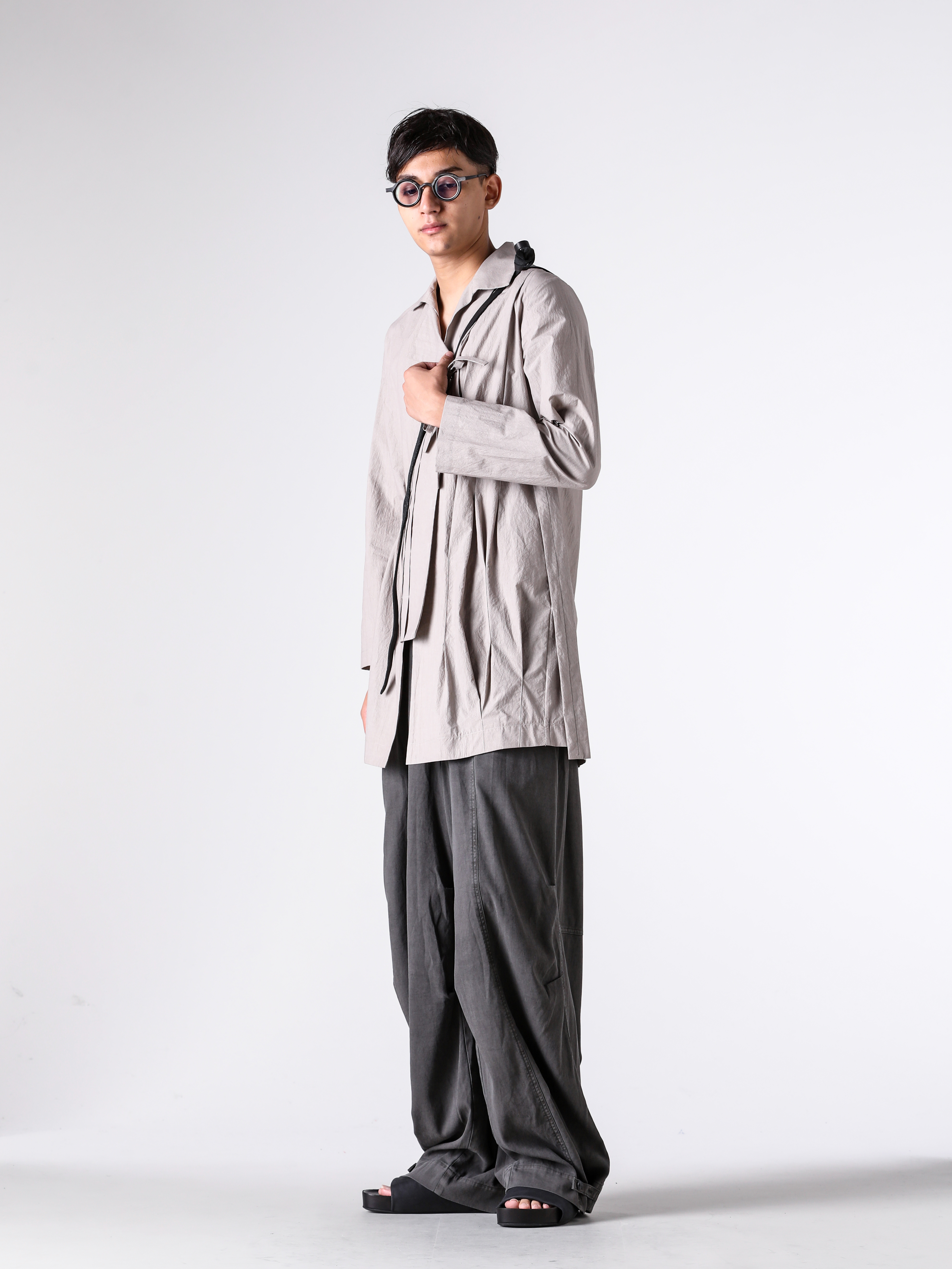 CHIAHUNG SU - 25SS - Heading 3 - SS25-MS24-SACO - Hand Dyed Strapping Lapel Shirt (White Sand) - VI-3843-04 - High Twist Twill Product-Dyed Wide Pants (B-Gray) - S5/M/US9574-uw900 - MEN'S SLIDE-Black (Black) - RG1062 - RG1062 Round Flame Sunglasses (Uni Black × White x Clear) - RT02 - Mini Shoulder Bag (Black) 3-001