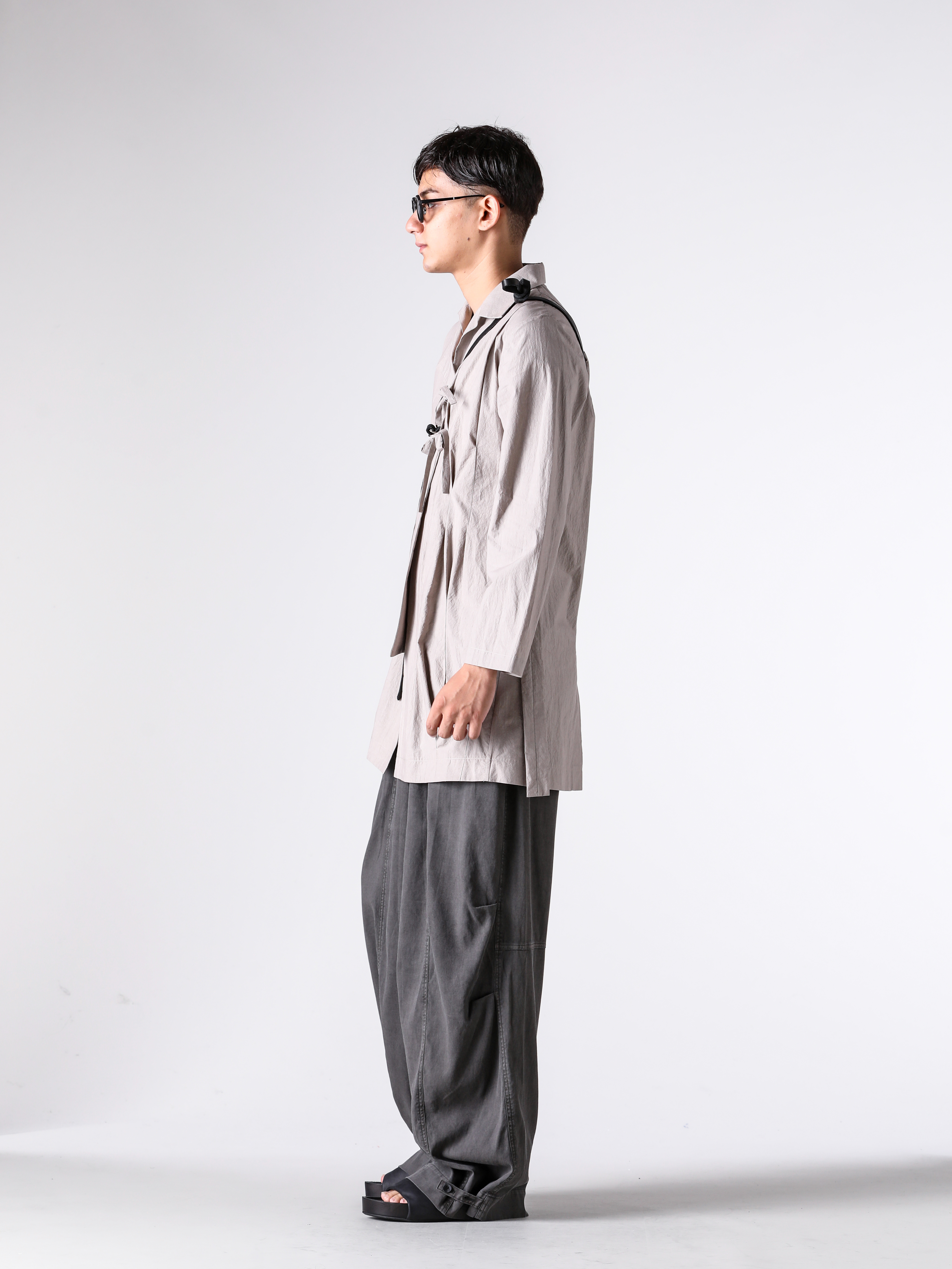 CHIAHUNG SU - 25SS - Heading 3 - SS25-MS24-SACO - Hand Dyed Strapping Lapel Shirt (White Sand) - VI-3843-04 - High Twist Twill Product-Dyed Wide Pants (B-Gray) - S5/M/US9574-uw900 - MEN'S SLIDE-Black (Black) - RG1062 - RG1062 Round Flame Sunglasses (Uni Black × White x Clear) - RT02 - Mini Shoulder Bag (Black) 3-002