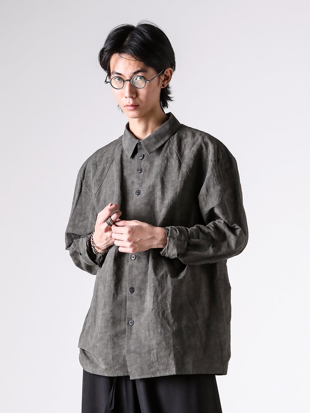 DEVOA - 25AW styling - DEVOA - Loose shirt with a striking three-dimensional structure and expressive fabric - SHC-ADNV - Fitted Shirt Cotton / Linen Advanced Dye （DARK GREEN） - M2528 - bracelet filed link （silver） - M1370 - ring mixed chain （silver） - M1180 - 5 ring combi skull （silver） - RG1911TI - x ZIGGY CHEN RG1911TI Mad Scientist （AntiqueBronze xAntiqueTitanium xGrayGradient） 1-001