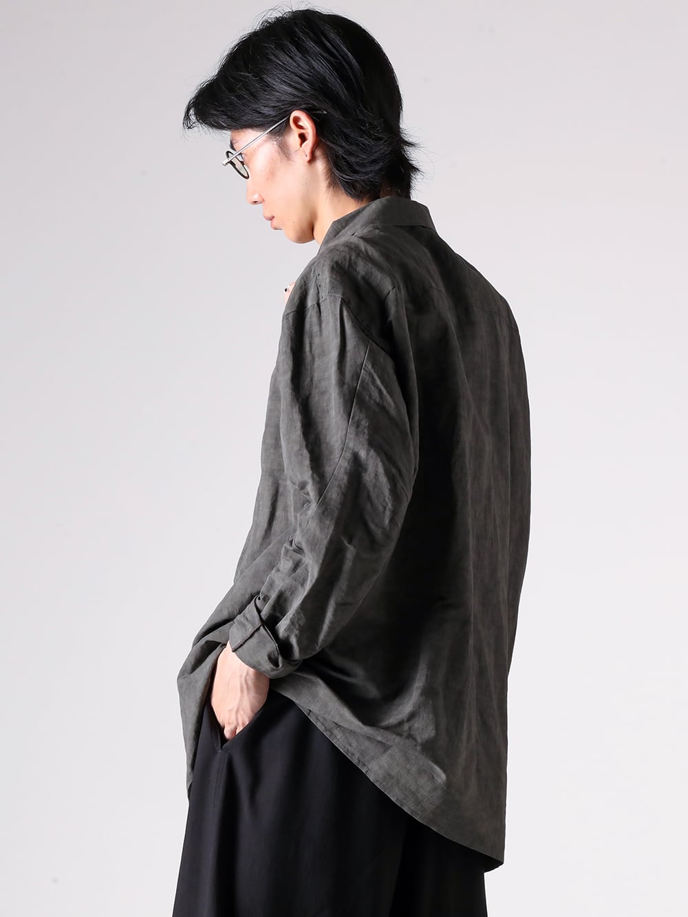DEVOA - 25AW styling - DEVOA - Loose shirt with a striking three-dimensional structure and expressive fabric - SHC-ADNV - Fitted Shirt Cotton / Linen Advanced Dye （DARK GREEN） - M2528 - bracelet filed link （silver） - M1370 - ring mixed chain （silver） - M1180 - 5 ring combi skull （silver） - RG1911TI - x ZIGGY CHEN RG1911TI Mad Scientist （AntiqueBronze xAntiqueTitanium xGrayGradient） 1-002