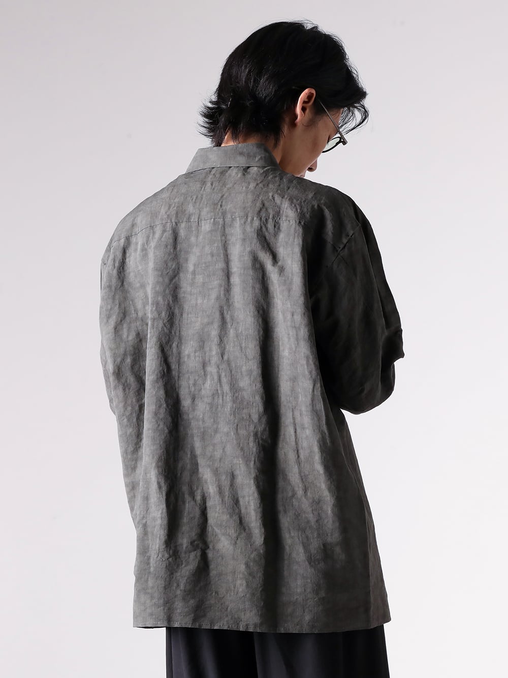 DEVOA - 25AW styling - DEVOA - Loose shirt with a striking three-dimensional structure and expressive fabric - SHC-ADNV - Fitted Shirt Cotton / Linen Advanced Dye （DARK GREEN） - M2528 - bracelet filed link （silver） - M1370 - ring mixed chain （silver） - M1180 - 5 ring combi skull （silver） - RG1911TI - x ZIGGY CHEN RG1911TI Mad Scientist （AntiqueBronze xAntiqueTitanium xGrayGradient） 1-003